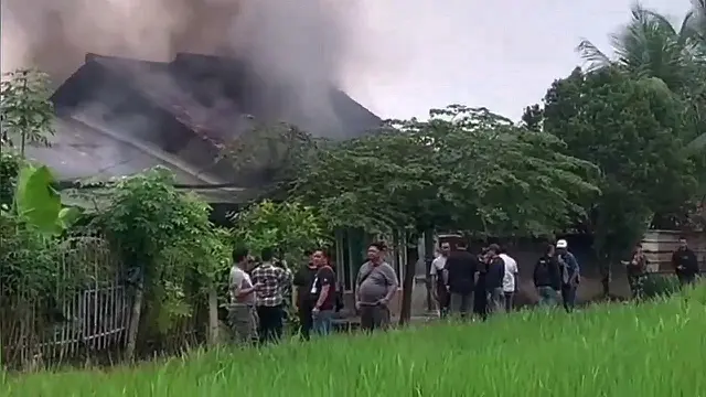 Warga Mengamuk Bakar Rumah Pembunuh Pegawai Koperasi